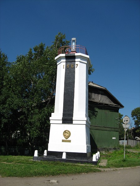 Действующий маяк на городском перекрестке
